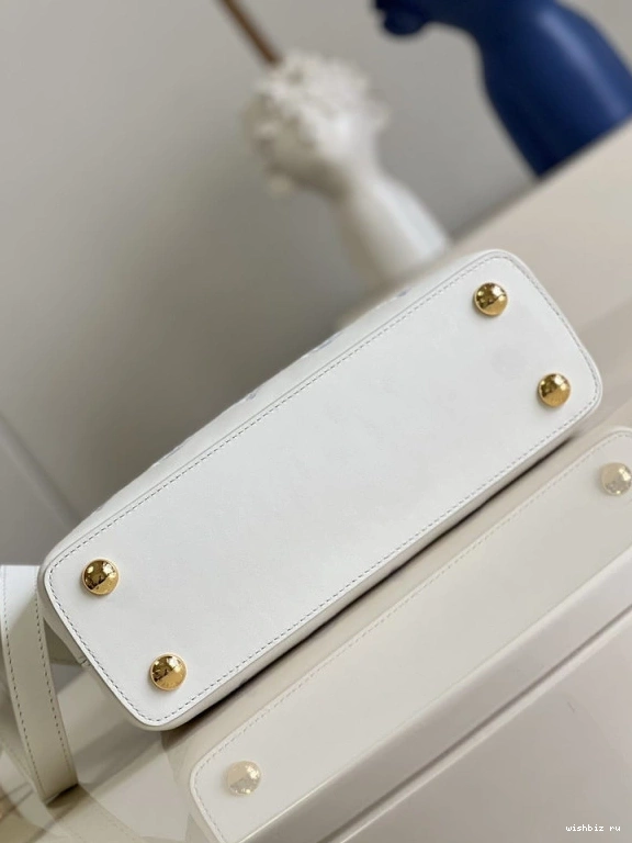 WIS LOUIS BB CAPUCINES VUITTON 0103